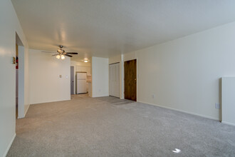 LA COLONNADE APARTMENTS in Southgate, MI - Foto de edificio - Interior Photo