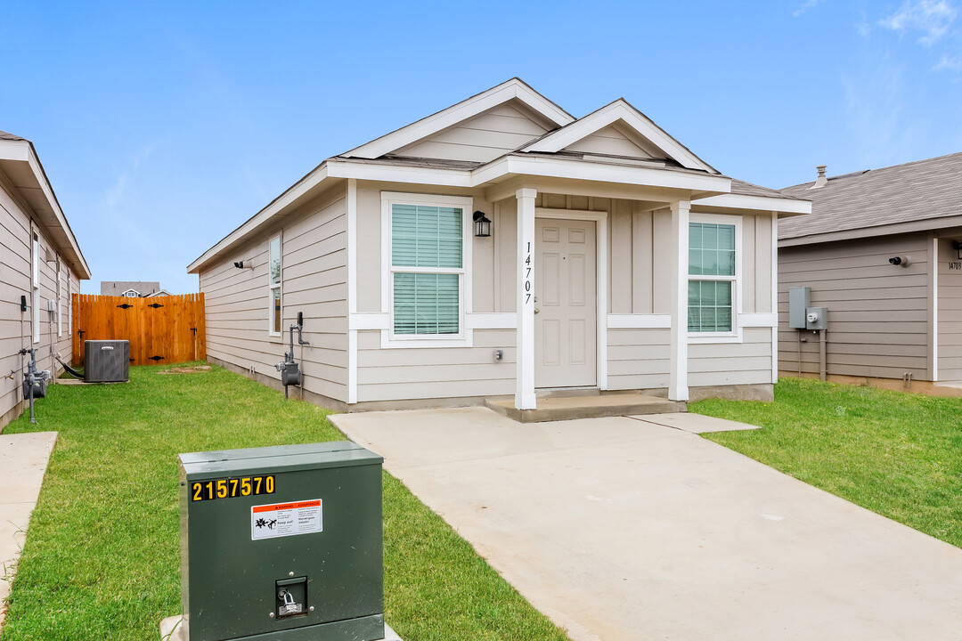 14707 Southton Basin in San Antonio, TX - Foto de edificio