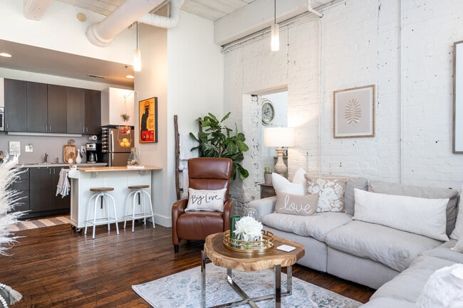 Crown Mill Village Lofts in Dalton, GA - Foto de edificio - Interior Photo