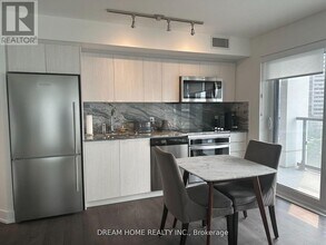 5-525 Mabelle Ave in Toronto, ON - Building Photo - Building Photo
