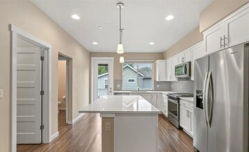 1225 Filbert Rd in Lynnwood, WA - Building Photo - Building Photo