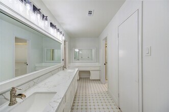 5930 Miller Valley Dr in Houston, TX - Building Photo - Building Photo