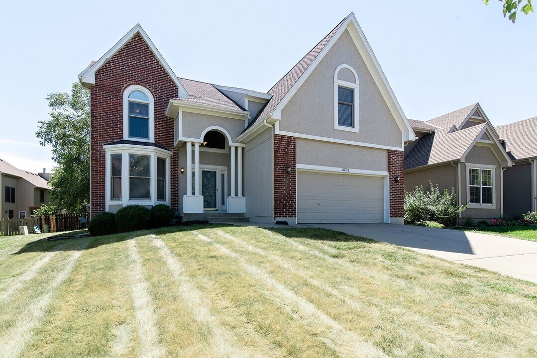 8201 W 121st Terrace in Overland Park, KS - Building Photo