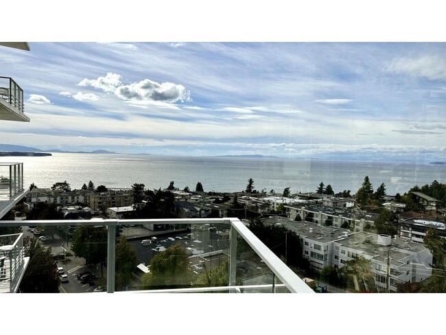 1342 Johnston Rd in White Rock, BC - Building Photo - Building Photo