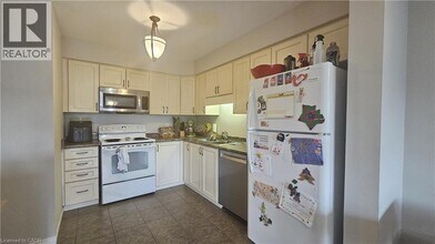 216 Featherstone Crescent in Kitchener, ON - Building Photo - Building Photo