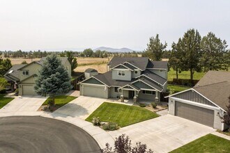 2253 NW Oak Ct in Redmond, OR - Building Photo - Building Photo