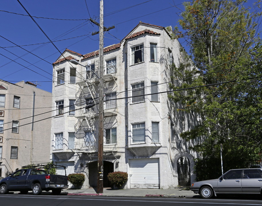 642 Alcatraz Ave in Oakland, CA - Building Photo