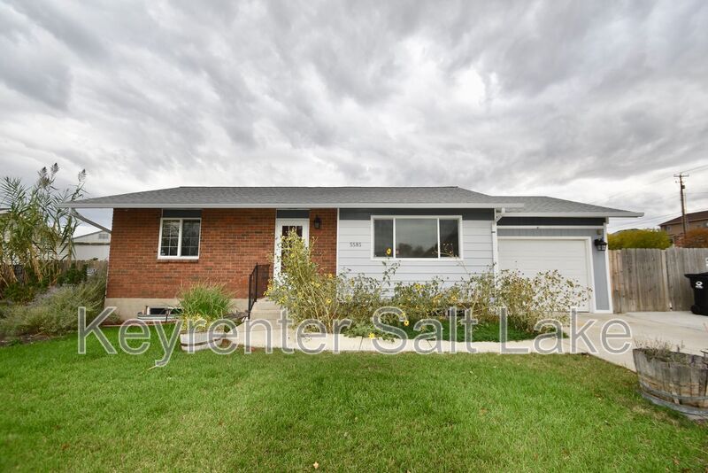 5585 Mountain Men Dr S in Salt Lake City, UT - Building Photo