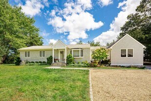 237 Blank Ln in Water Mill, NY - Building Photo