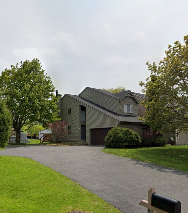 8249 Honeysuckle Dr in Liverpool, NY - Foto de edificio