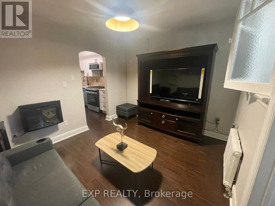 111 Dundas St in London, ON - Building Photo