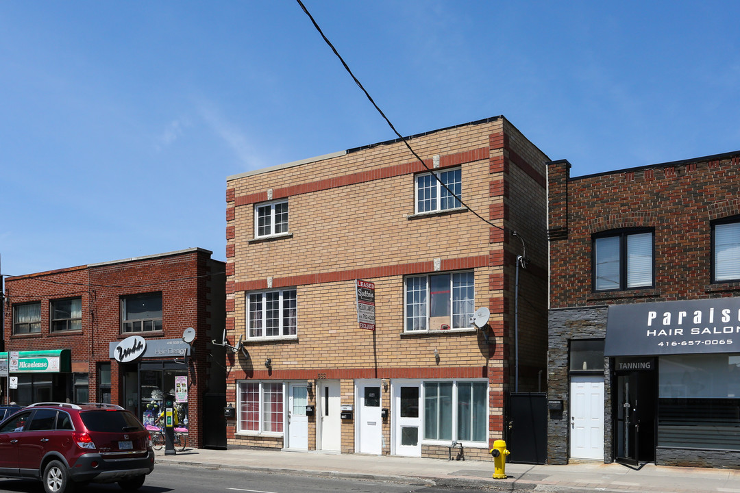 564-566 Rogers Rd in Toronto, ON - Building Photo