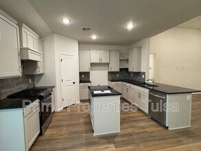 3012 S Redwood Ave in Broken Arrow, OK - Building Photo - Building Photo