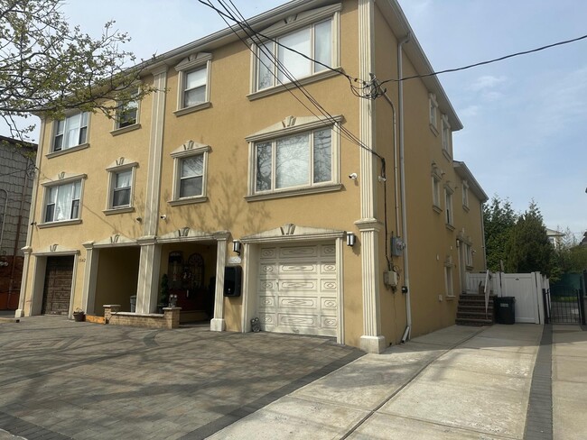 15-60-60 209th St in Queens, NY - Building Photo - Building Photo