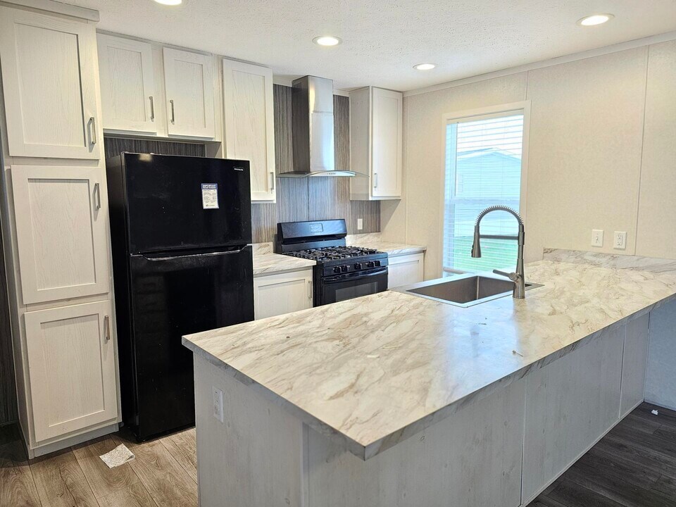 46000 Geddes Rd in Canton, MI - Foto de edificio