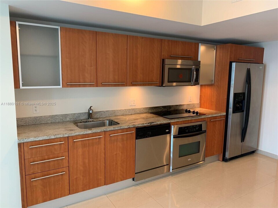 185 SW 7th St, Unit 1606 in Miami, FL - Building Photo