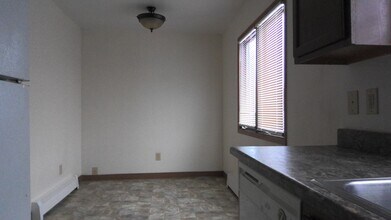7411 Woburn Cir, Unit 4 in Anchorage, AK - Foto de edificio - Building Photo
