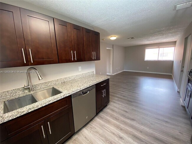 2710 W 60th Pl-Unit -205 in Hialeah, FL - Building Photo - Building Photo