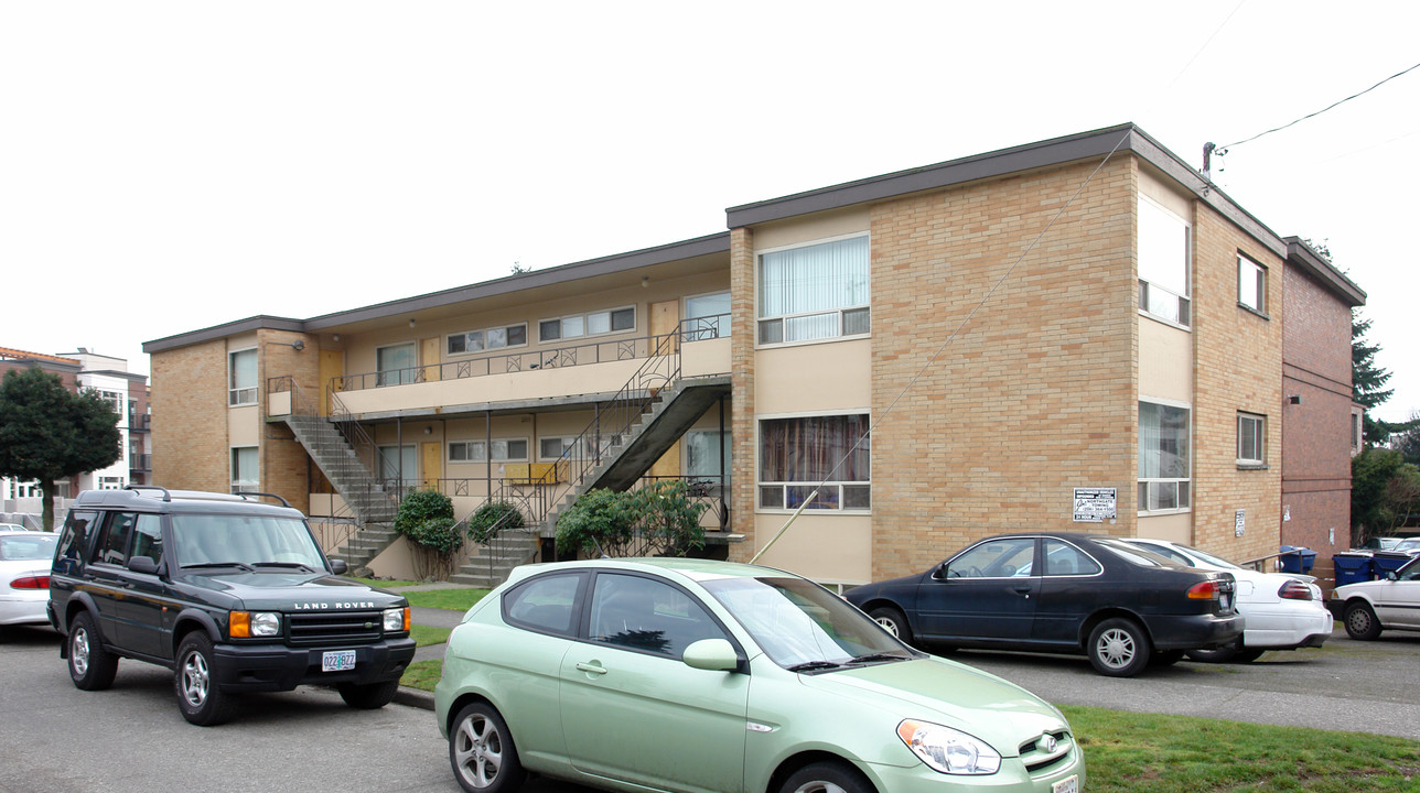 Springs Apartments in Seattle, WA - Building Photo