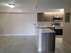 8640 SW 212th St in Cutler Bay, FL - Foto de edificio - Building Photo