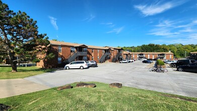 Foxborough Apartments in Fayetteville, AR - Building Photo - Interior Photo