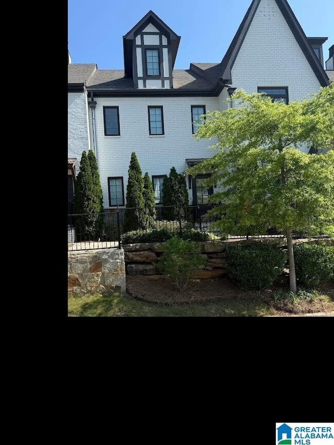 property at 962 Lennox Blvd