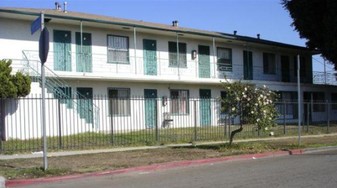 10424 S Figueroa St Apartments