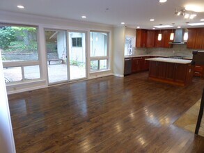 13845 NE 37th Pl in Bellevue, WA - Foto de edificio - Building Photo