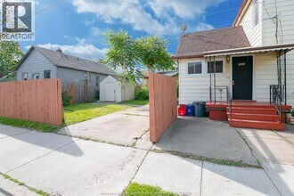 402 Aylmer Ave in Windsor, ON - Foto de edificio - Building Photo