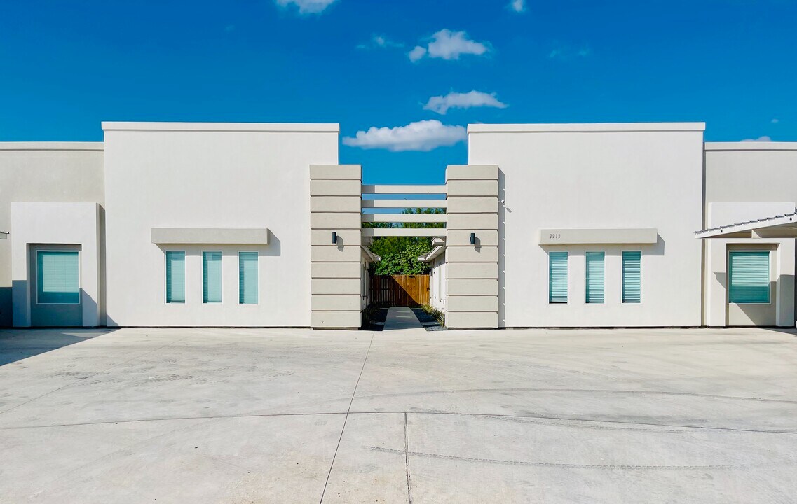 3913 Bella Costa Dr in Weslaco, TX - Building Photo