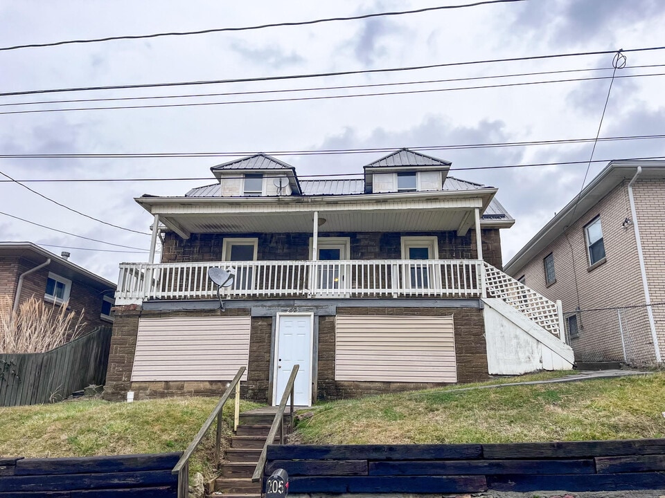 205 S 17th St in Weirton, WV - Foto de edificio