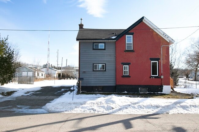 Spacious 3 Bed / 1 Bath Home in Sault Ste in Sault Ste Marie, ON - Building Photo - Building Photo