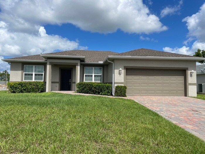 1823 NW 20th St in Cape Coral, FL - Building Photo