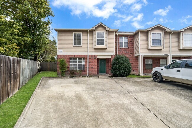 10007 Emerald Creek Dr in Houston, TX - Foto de edificio - Building Photo