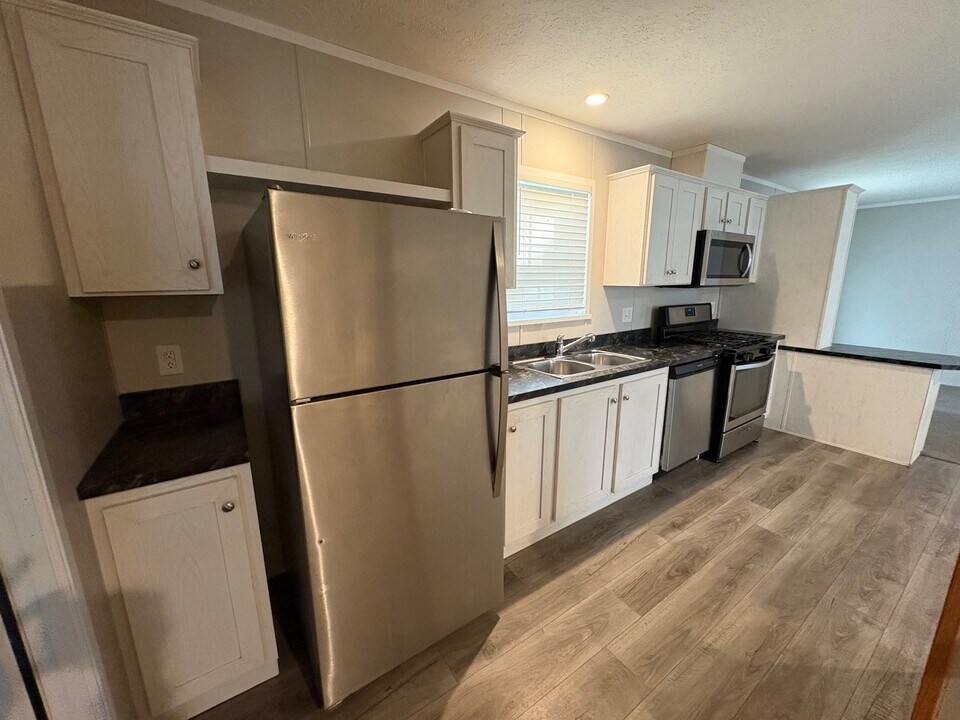 2409 Pajot Rd in Kawkawlin, MI - Building Photo