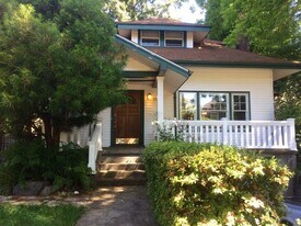 2233 NE Schuyler St in Portland, OR - Building Photo