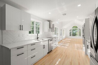 576 Grove St in Framingham, MA - Building Photo - Building Photo