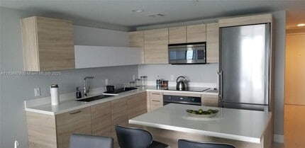 16385 Biscayne Blvd in Sunny Isles Beach, FL - Building Photo - Building Photo
