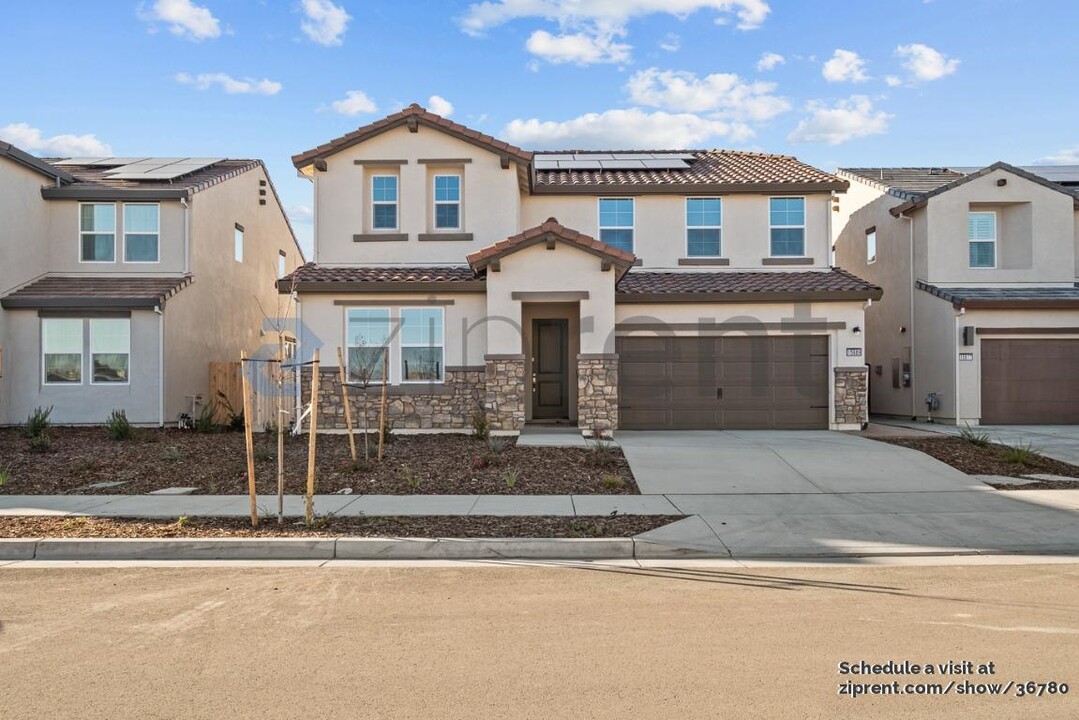 15889 Mavericks Ln in Lathrop, CA - Foto de edificio