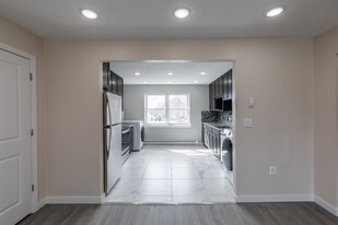 Sutton Place in Groton, CT - Building Photo