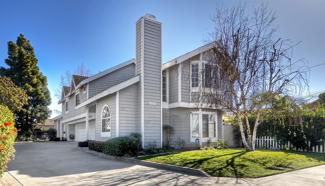 Eastside Costa Mesa Duplex in Costa Mesa, CA - Foto de edificio