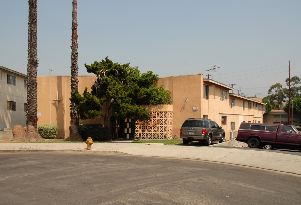 College Palms Apartments in Los Angeles, CA - Foto de edificio