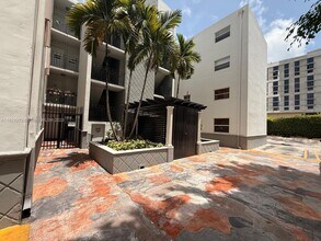 444 SW 4th St in Miami, FL - Building Photo - Building Photo