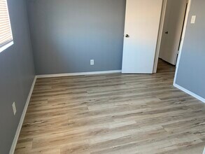 2124 Exeter Dr, Unit EXETER DR APT 3 in Las Vegas, NV - Foto de edificio - Building Photo