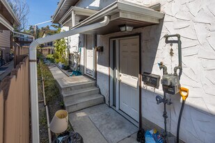 11211 6 St SW in Calgary, AB - Building Photo