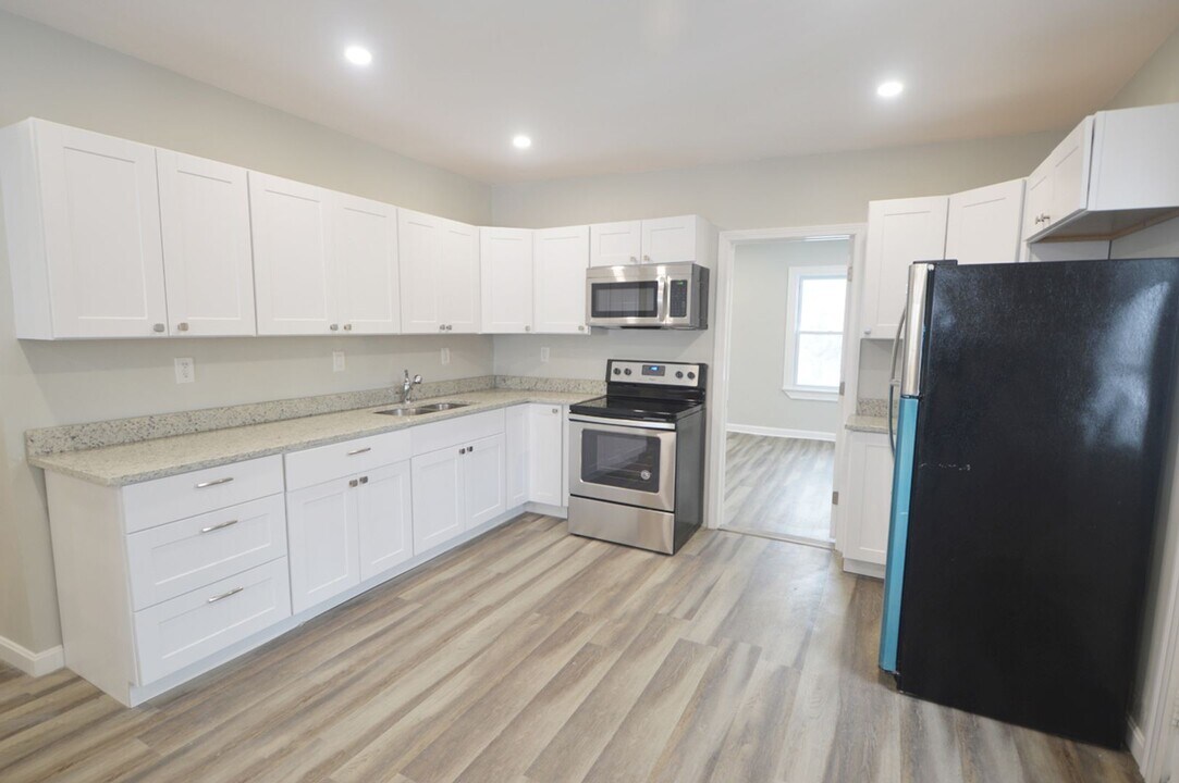 17 Whitney Ct, Unit 17R in Fitchburg, MA - Building Photo