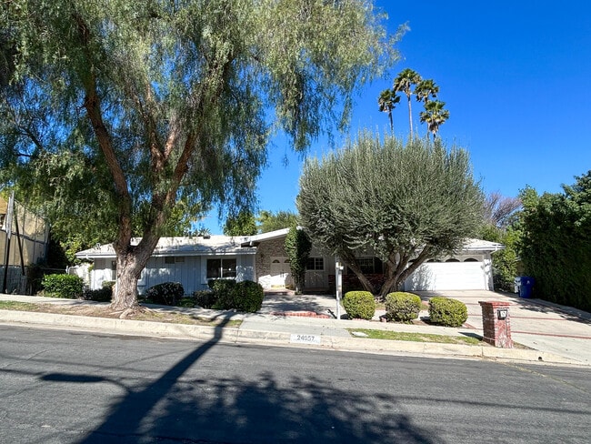 24507 Hatteras St in Los Angeles, CA - Building Photo - Building Photo