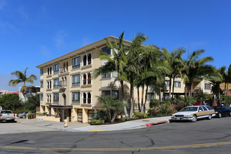 Country Club Apartments in La Jolla, CA - Building Photo - Building Photo