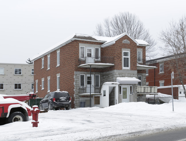 4530 Gouin O in Montréal, QC - Building Photo - Primary Photo