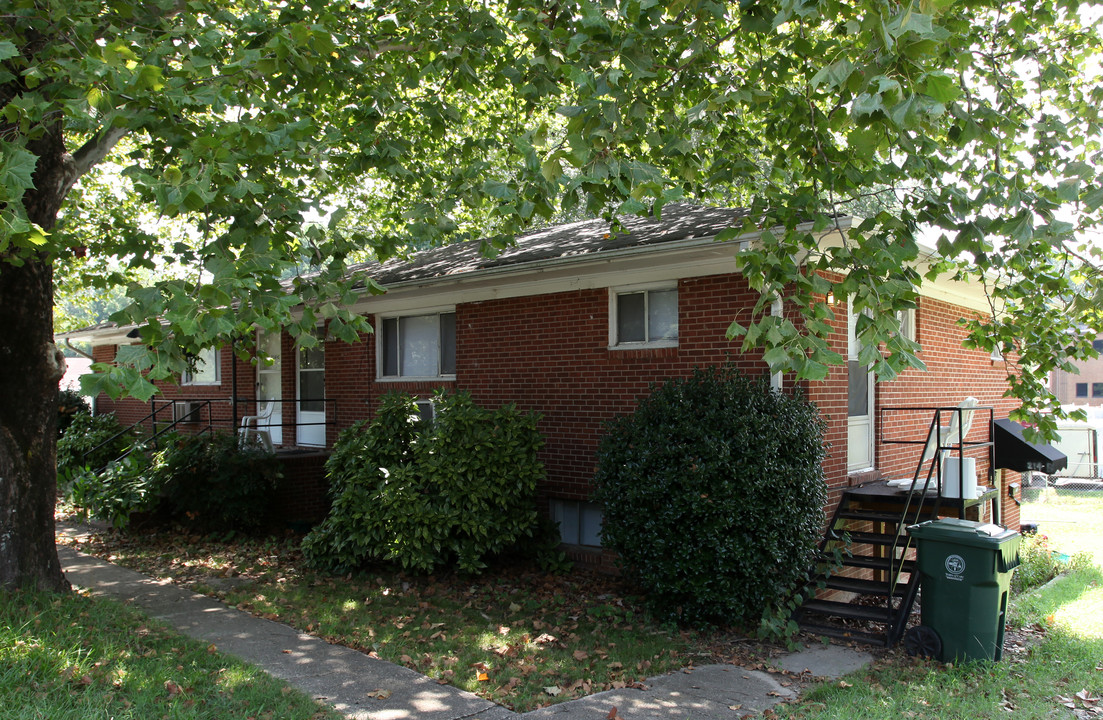 214 E Cedar St in Cary, NC - Foto de edificio